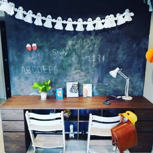 うふ、うふふ…オーダーしていた学習机が届いた。<br />特に子ども用の製品ではないので、子どもたちが巣だったあとは夫婦で使ってもいいなーなんて、ずっと先の妄想をしてみる。(次男まだ未就学児😁) #desk #study #son #kids #boys #actus #mezzo2 #mezzo #学習机 #無印良品 #stokke #triptrap