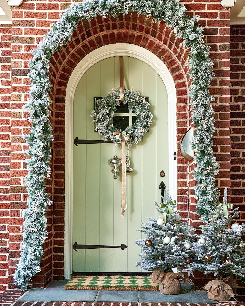 10 Festive Holiday Front Doors To Inspire How To Decorate