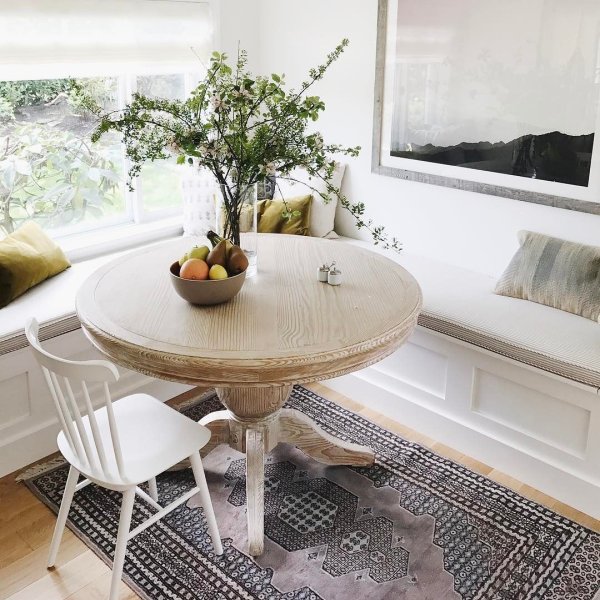 we interrupt our stream of gorgeousness from abroad to bring you some pretties from back home. namely our FINALLY finished breakfast nook thanks to a little help from @decoratorsbest! tap for all the sources! . . . #ckstyleaccordingly #myoklstyle #mydomaine #myhousebeautiful #finditstyleit #theeverygirl #ggathome #sponsored #ckathome