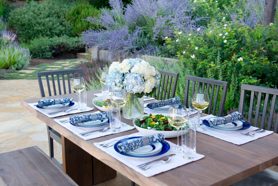 9 Stunning Summer Tablescapes for Entertaining