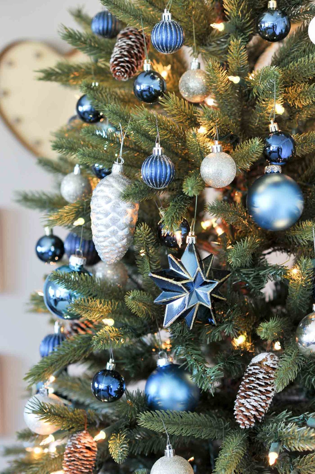 6 Tips To Creating A Monochromatic Christmas Tree