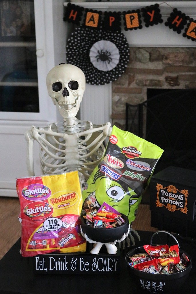 Spooky-fun Halloween living room decor ideas - LAURA'S little PARTY