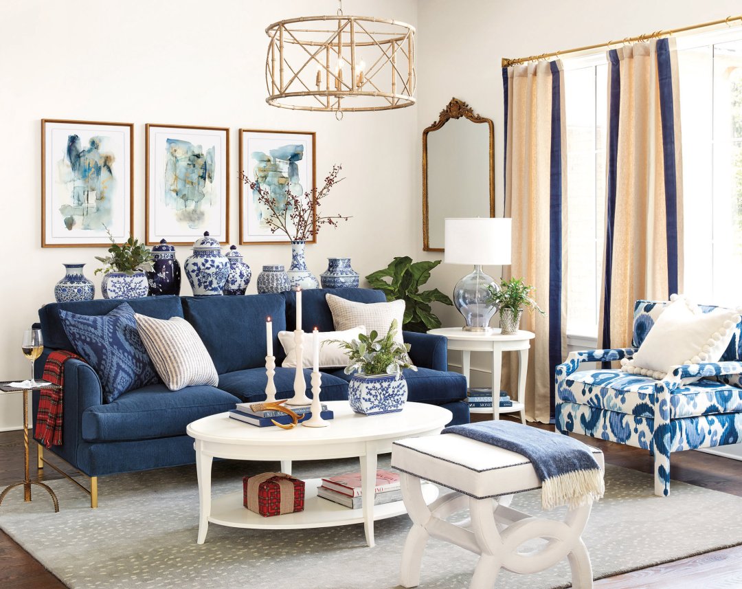 светлая гостиная с синим диваном