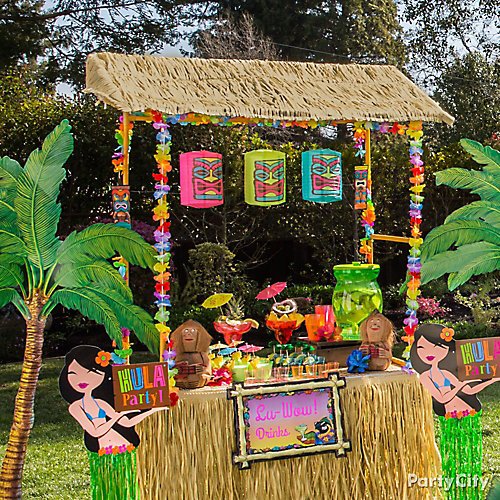 Hawaiian Themed Outdoor Decor / How To Host An Amazing Backyard Luau / A hawaiian theme meets these.