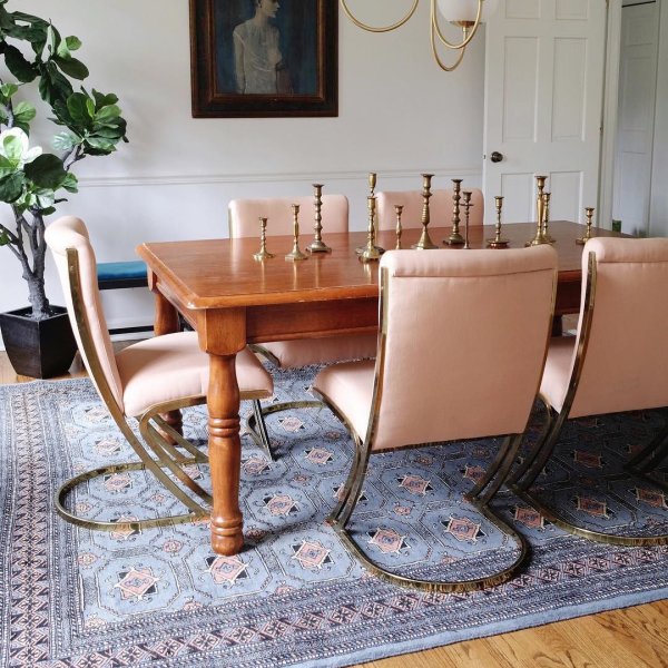 I still can't get enough of this dining room. 💙💗💙 Is it weird that I just stand in the entryway, stare and smile? On the blog is the full report. Have you read it?  @liketoknow.it www.liketk.it/2o1ug (Follow along on Snapchat 👻 HouseOfHipsters)