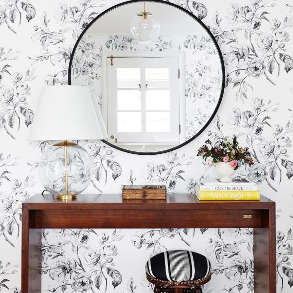 A sneak peek into a project I finished last year!!! Keep an eye out for a house tour later this month. This foyer, well, I wish it was mine. Happy Friday! 🙌#bannerdaysf  #theburlingameproject 📷: @colinprice