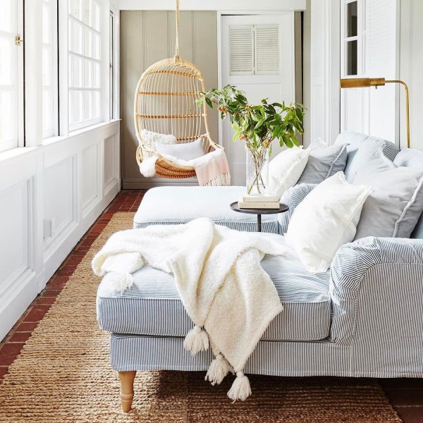 Spring has sprung! ☀️ and 🌸🌼, bring it on. The coziest sun room from #theburlingameproject. #bannerdaysf 📷: @colinprice