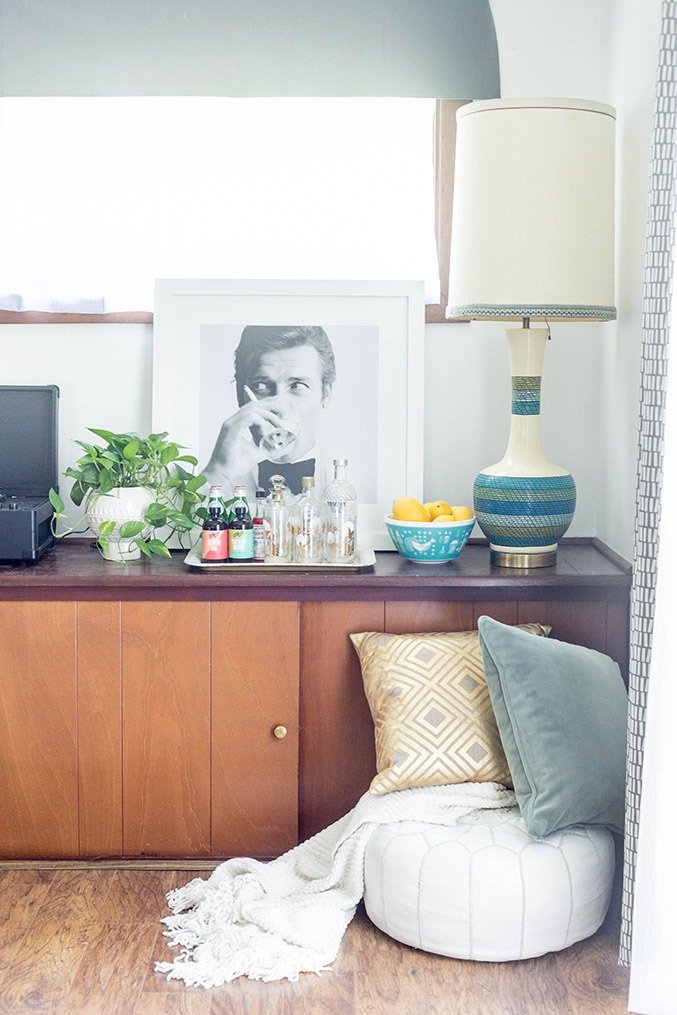 How To Establish A Room Theme With Art | dreamgreendiy.com + @photosdotcom